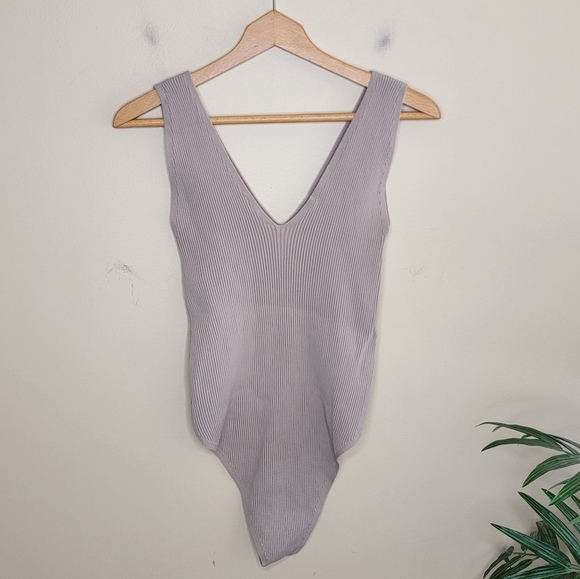Everyday Chic Boutique | Tan Ribbed V-neck Tank Bodysuit Size Large - Picture 4 of 4